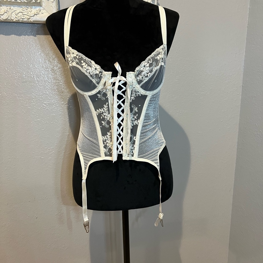 Beautiful embroidered cream and blue corset - Picture 2 of 10